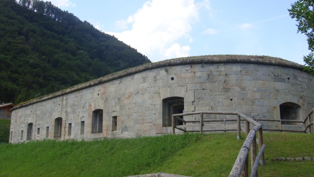Forte Larino visto da sud. Da notare le cannoniere e le fuciliere rivolte verso la valle. Fonte: foto di Simone Marchiori
